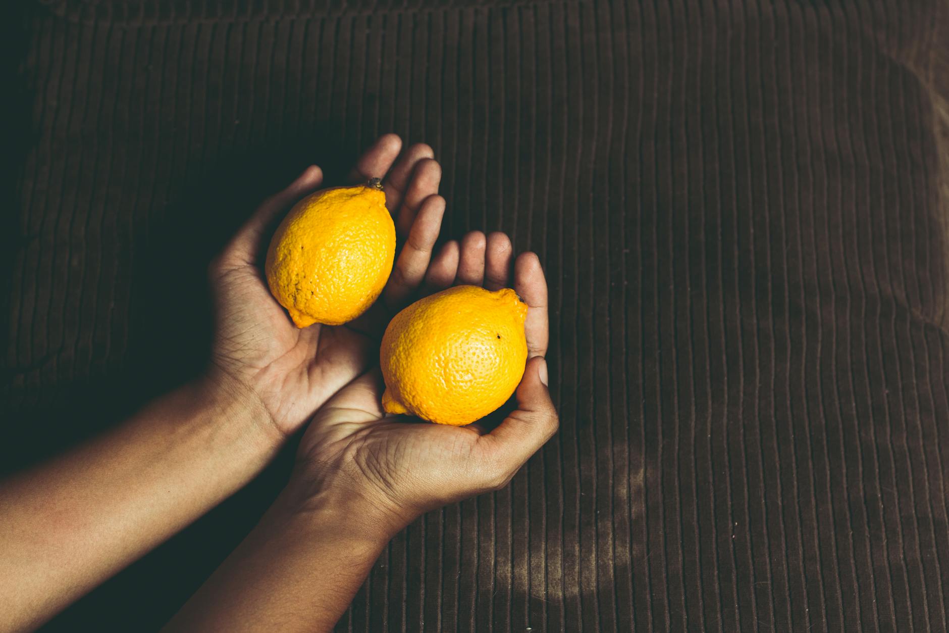 Limones frescos en manos ahuecadas