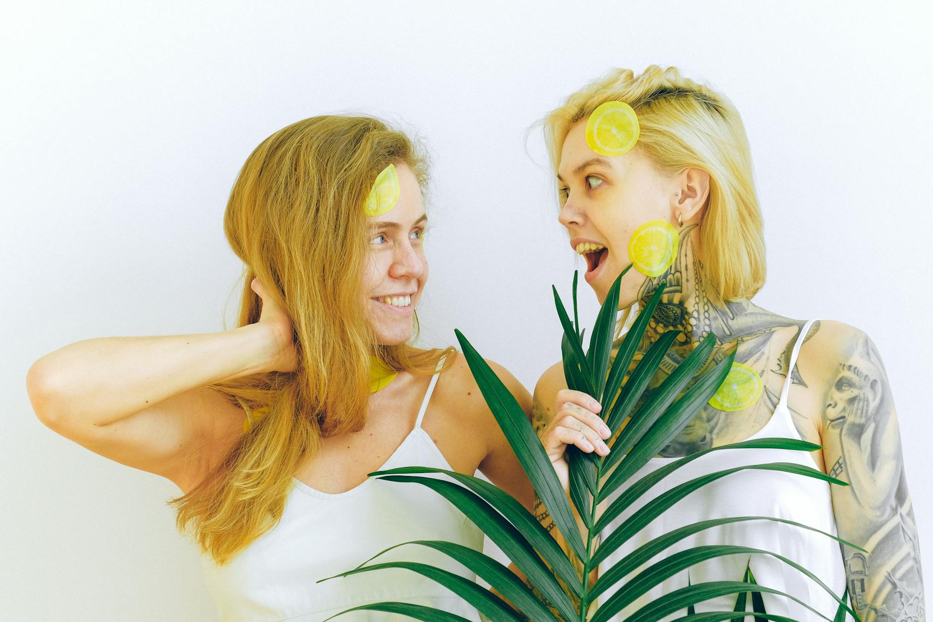 Dos mujeres sonriendo con limones frescos